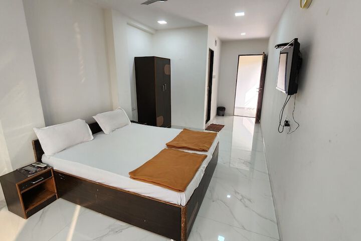Room 7 of 9