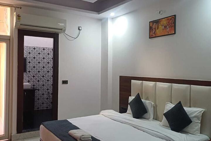 Room 2 of 33