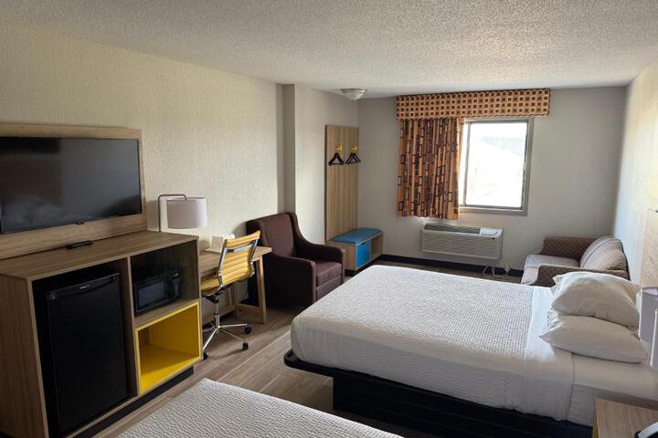 1 Queen Bed (11 of 16)
