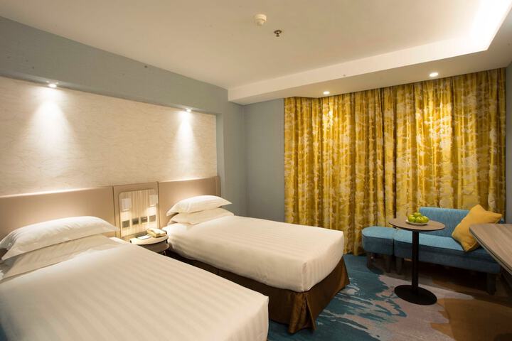 Room 30 of 103