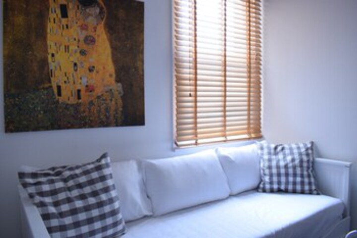 Room 6 of 24