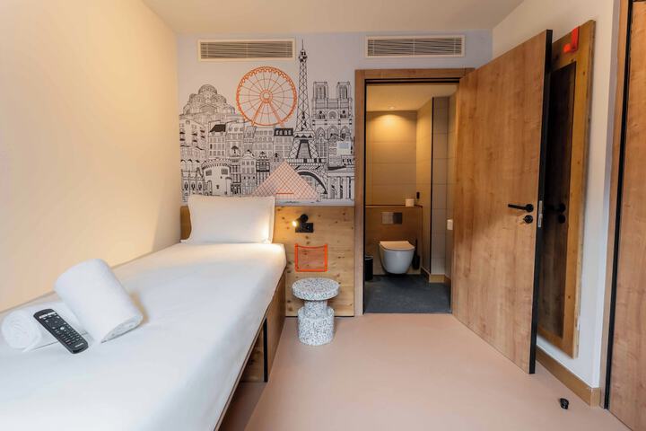 Room 53 of 89