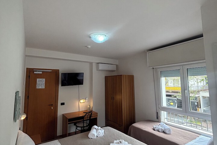 Room 5 of 25
