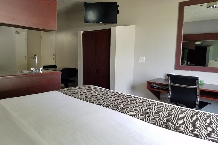 1 Queen Bed (1 of 19)