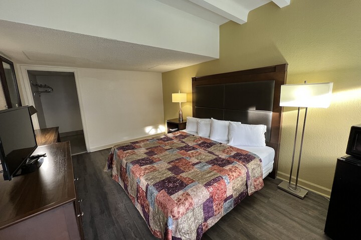 Deluxe Room 1 King Bed (7 of 18)