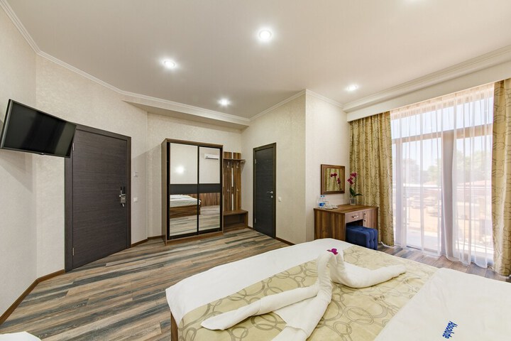 Room 9 of 32