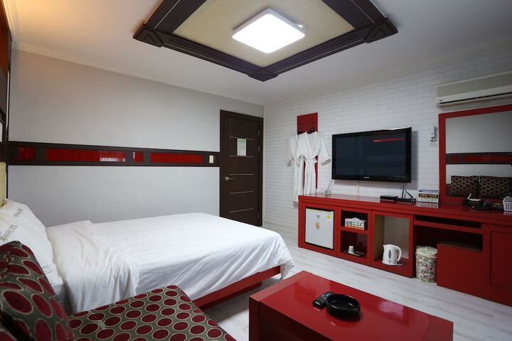 Room 6 of 32