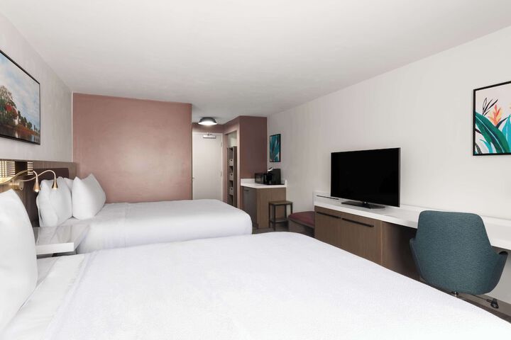 2 Queen Beds (3 of 5)