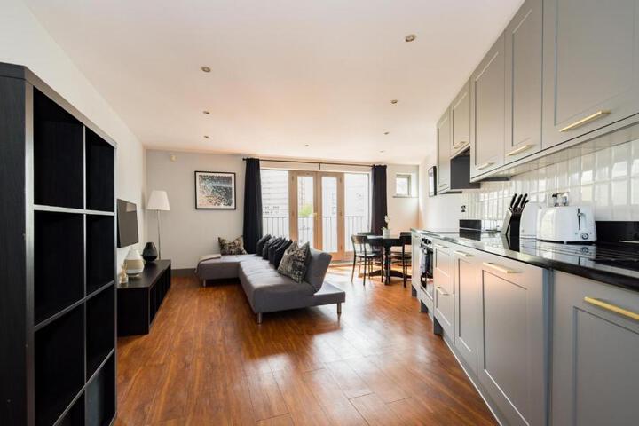 Sunshine in My Mood 2 Bedroom Flat in Battersea