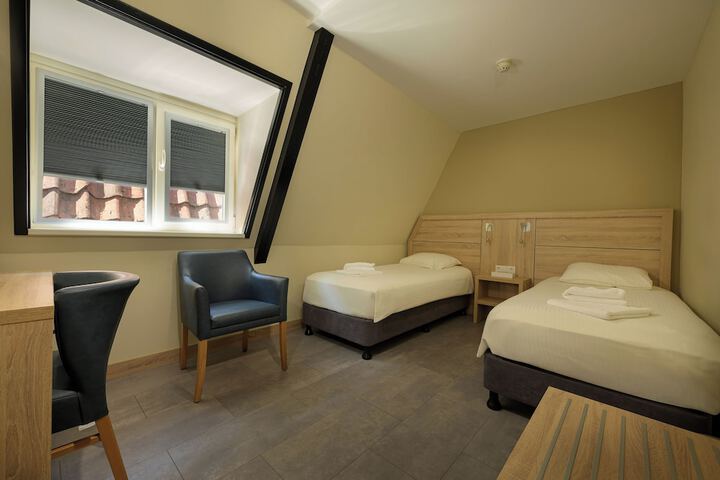Room 9 of 37