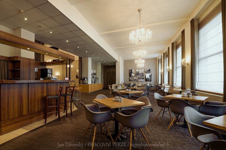 Lounge 41 of 48
