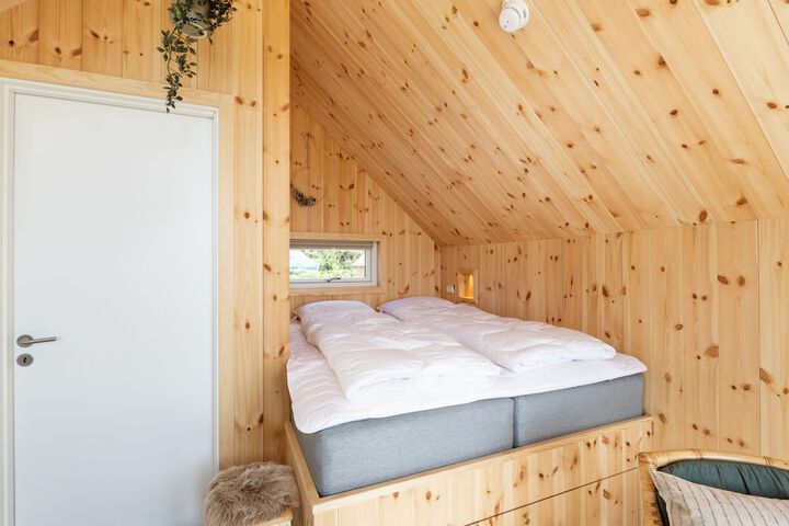 Room 2 of 18