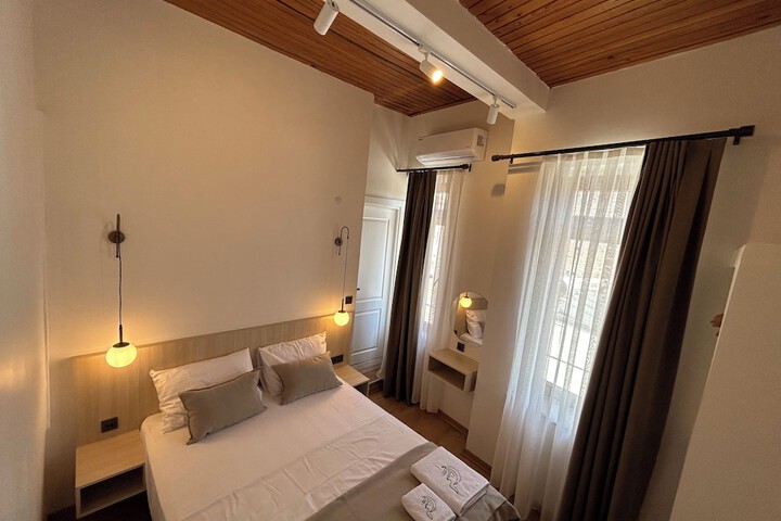 Room 4 of 42