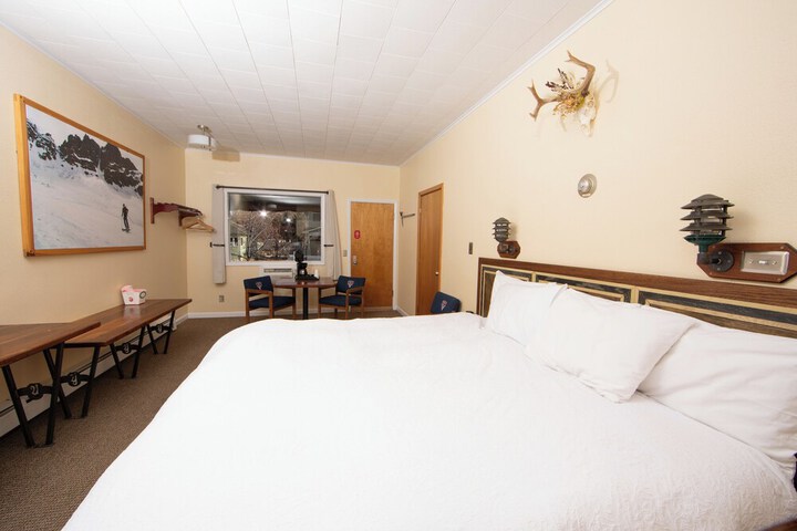 Room 6 of 9