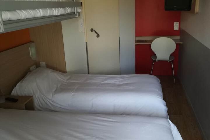 Room 6 of 32
