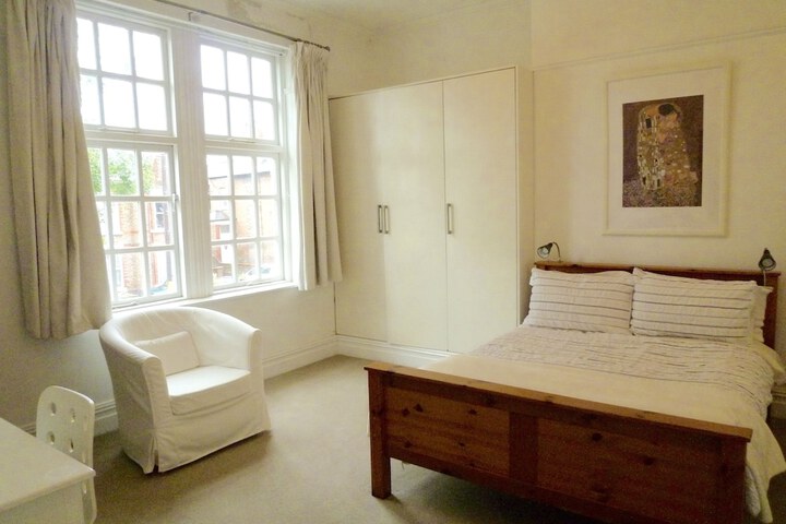 Room 6 of 35