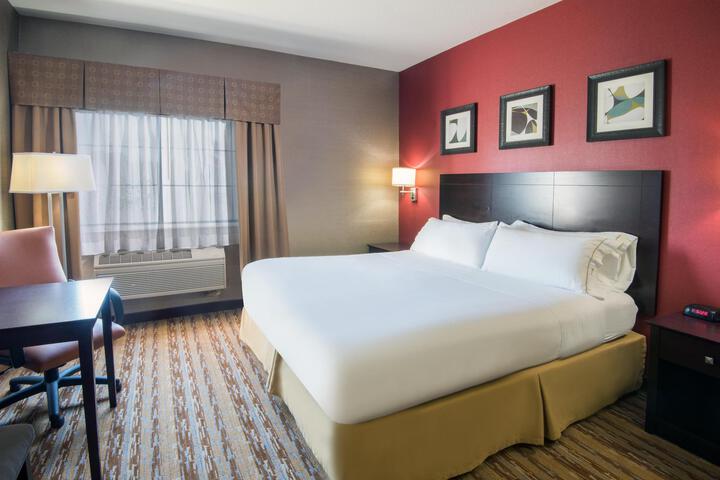 1 King Bed (3 of 17)