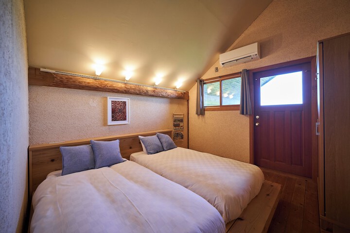 Room 6 of 42