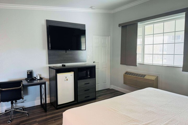 1 King Bed (2 of 5)