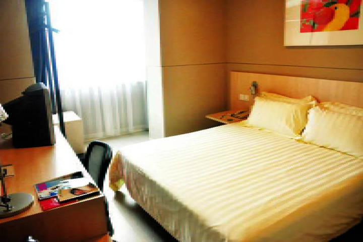 Room 5 of 9