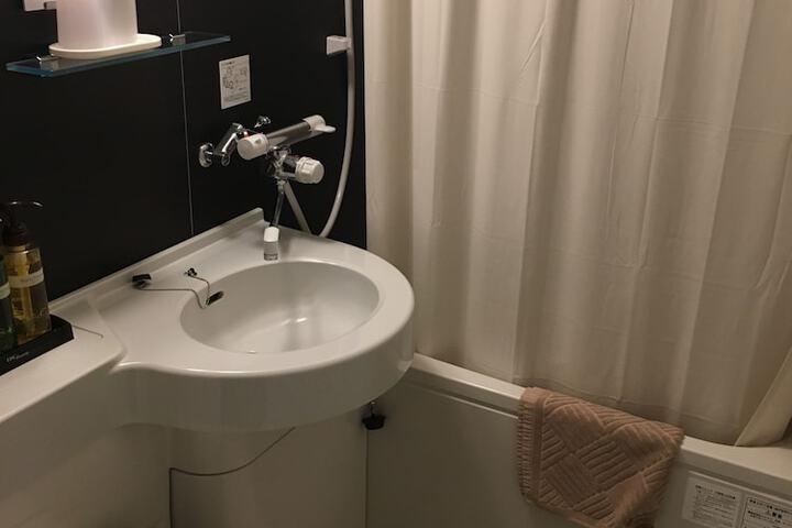 Room 28 of 37
