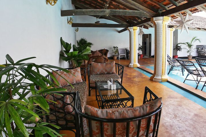 Lounge 76 of 104