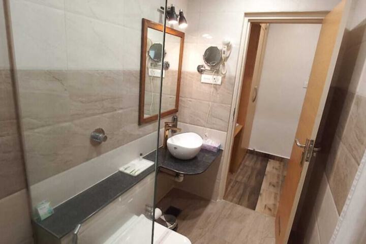Room 6 of 8