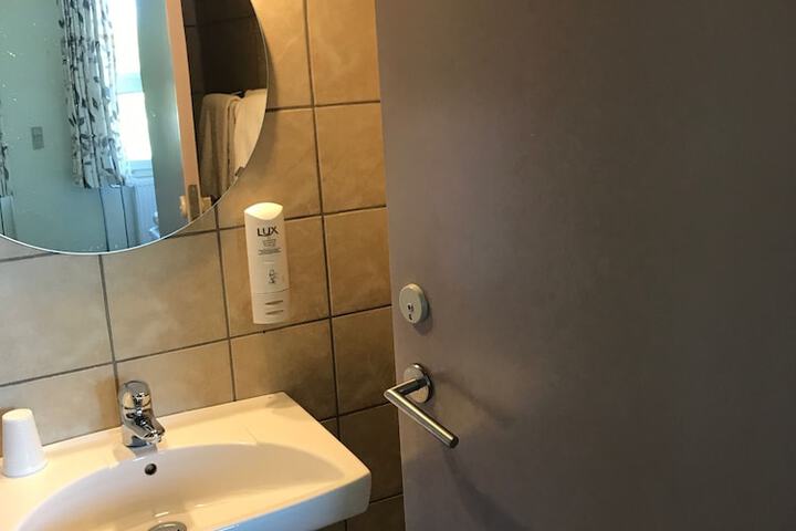 Room 6 of 16