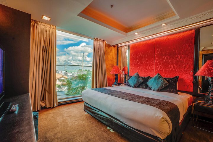 Room 9 of 80