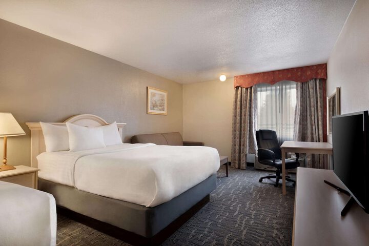 1 King Bed Classic Room (18 of 20)