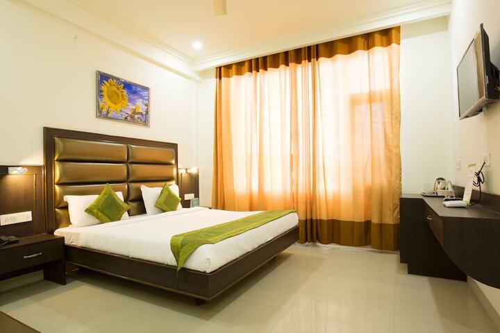 Room 9 of 32