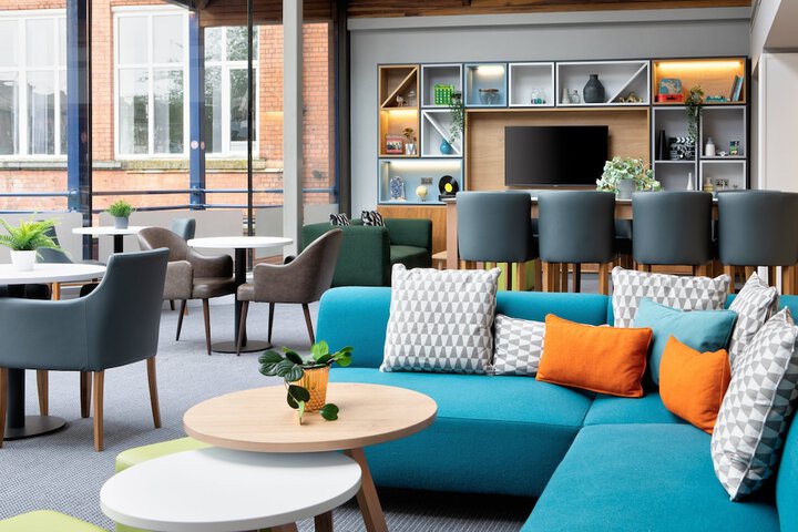 Lounge 50 of 79
