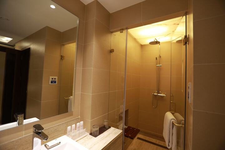 Room 42 of 140