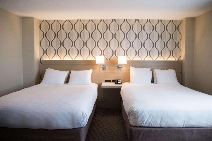 1 Queen Bed (2 of 8)