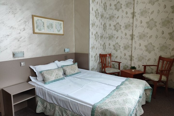 Room 10 of 18