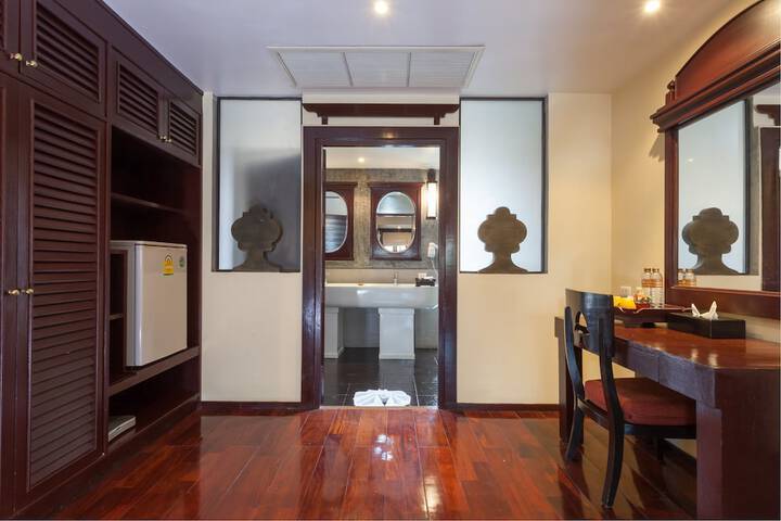 Room 8 of 166