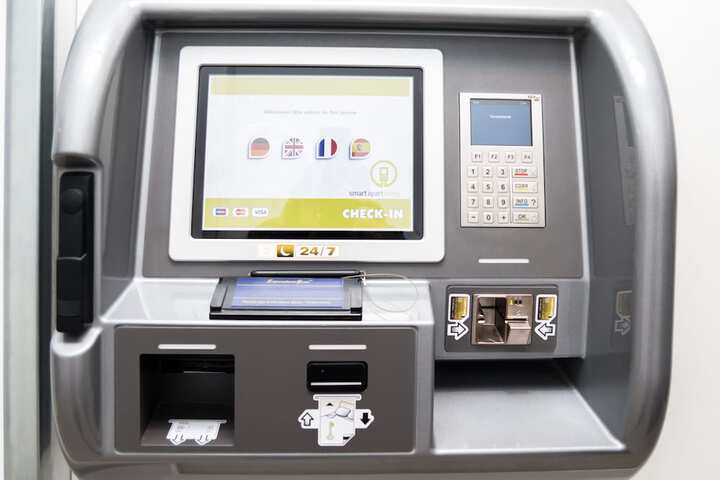 Check-in/check-out kiosk