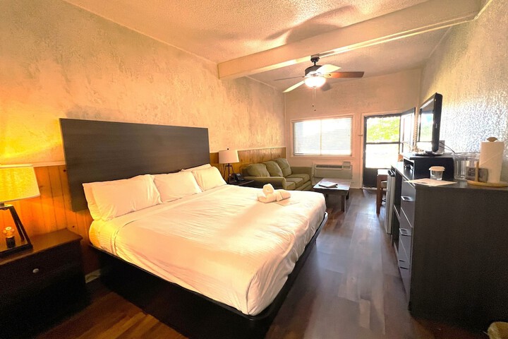 Photo of Mountain Harbor King Guest Room on Lake Ouachita by RedAwning