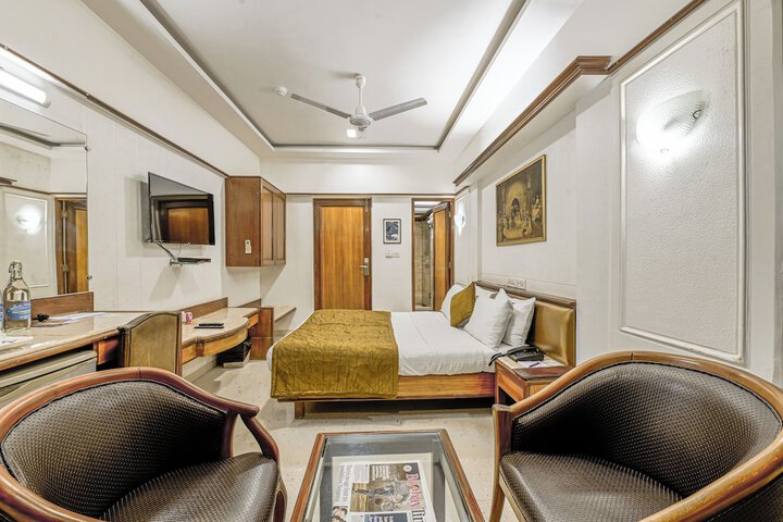 Room 6 of 18