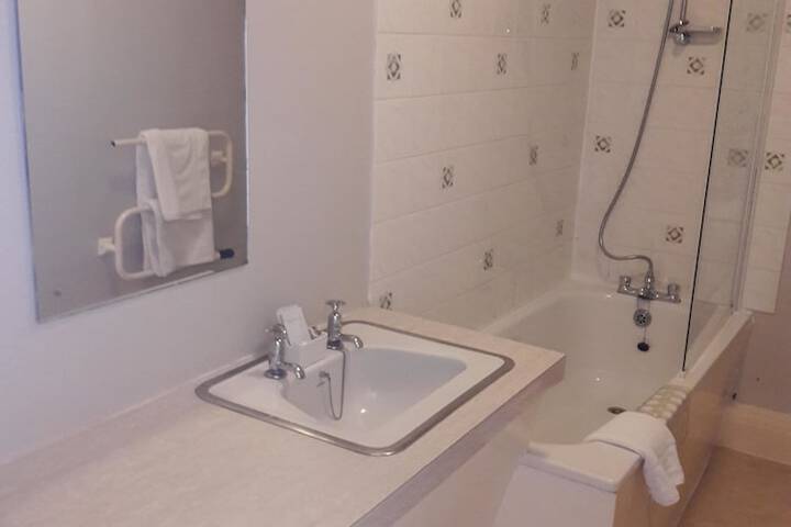 Room 16 of 28