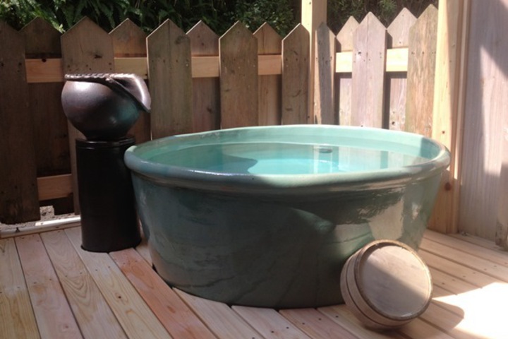Men's open-air bath Tokoname ware bathtub