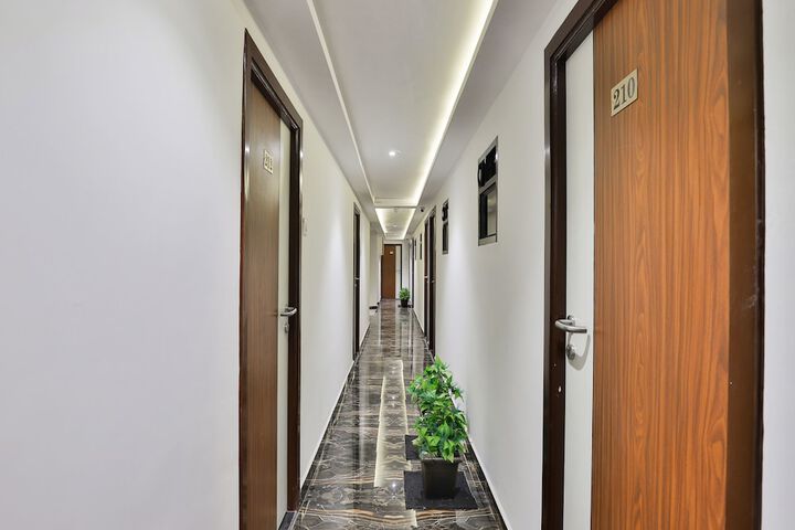 Ballroom/Hall 28 of 32