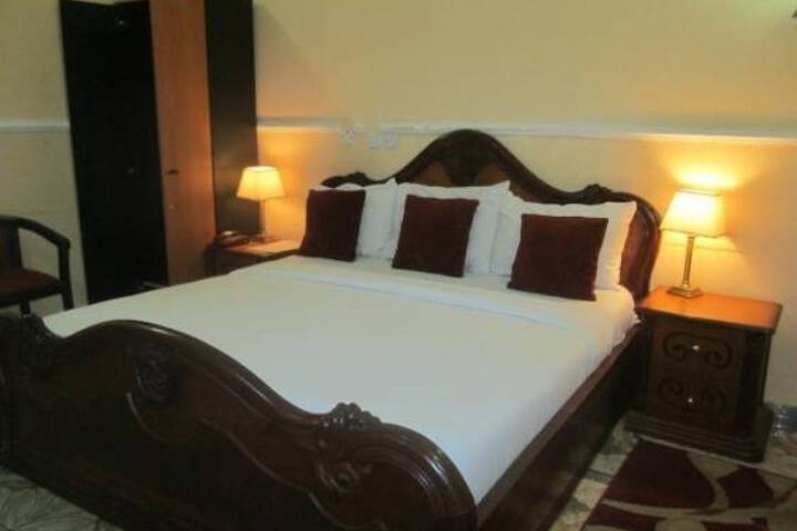 Room 6 of 16