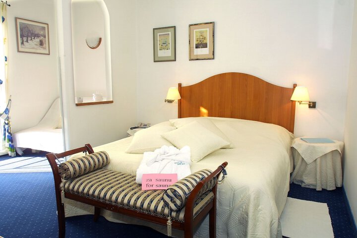 Room 4 of 42