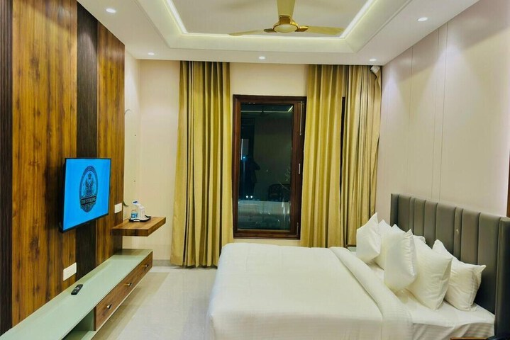 Room 9 of 42