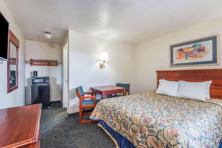 1 King Bed (5 of 6)