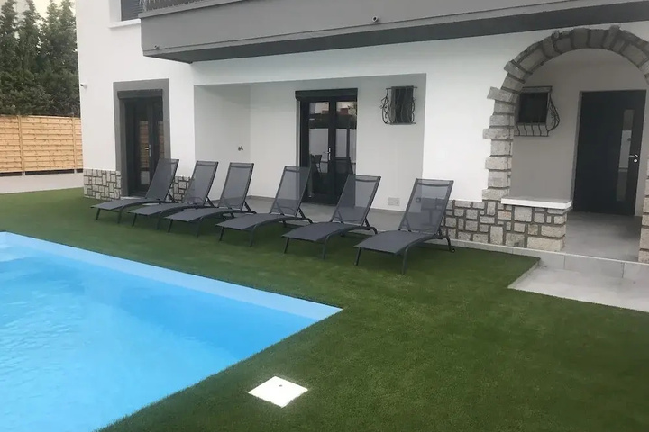 Pool 17 of 28