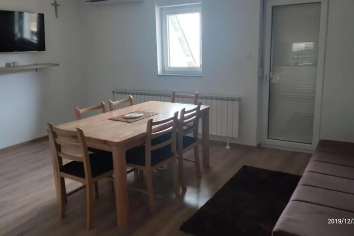 Room 4 of 9