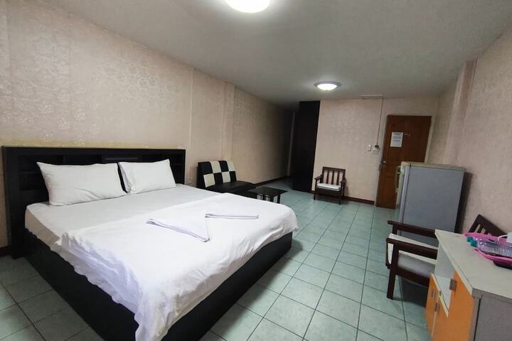 Room 6 of 12