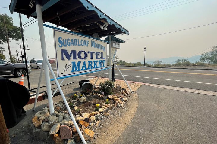 Exterior of Sugarloaf Mountain Motel